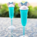 El Nuevo Vino Espumoso Azul Iridiscente de Disney Está Divino