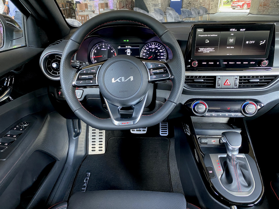 Nuevo KIA Forte GT 2022 poderoso y hecho en México
